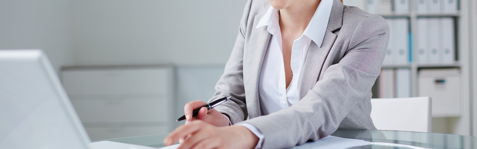 {dede:field name='typename'/}职业装